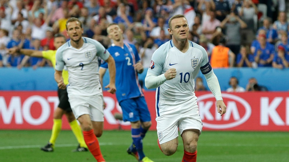 Anglický hráč Wayne Rooney oslavuje úvodný gól z penalty do bránky Islandu na ME.