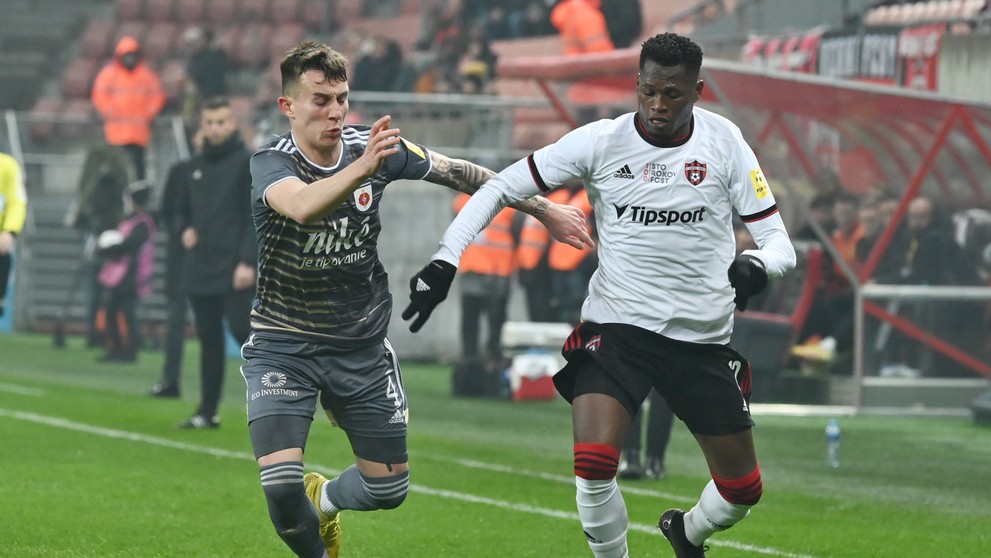 Na snímke vpravo hráč Spartaka Abdulrahman Taiwo a hráč Ružomberka Oliver Luterán.