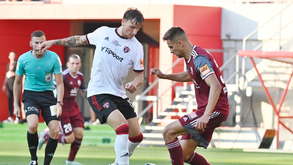 Vľavo hráč Trnavy Milan Ristovski a hráč Podbrezovej Marek Bartoš počas zápasu 4. kola Niké ligy.