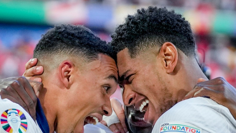 Jude Bellingham a Trent Alexander-Arnold oslavujú postup do semifinále.