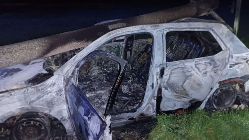 Auto narazilo do elektrického stĺpu a začalo horieť.