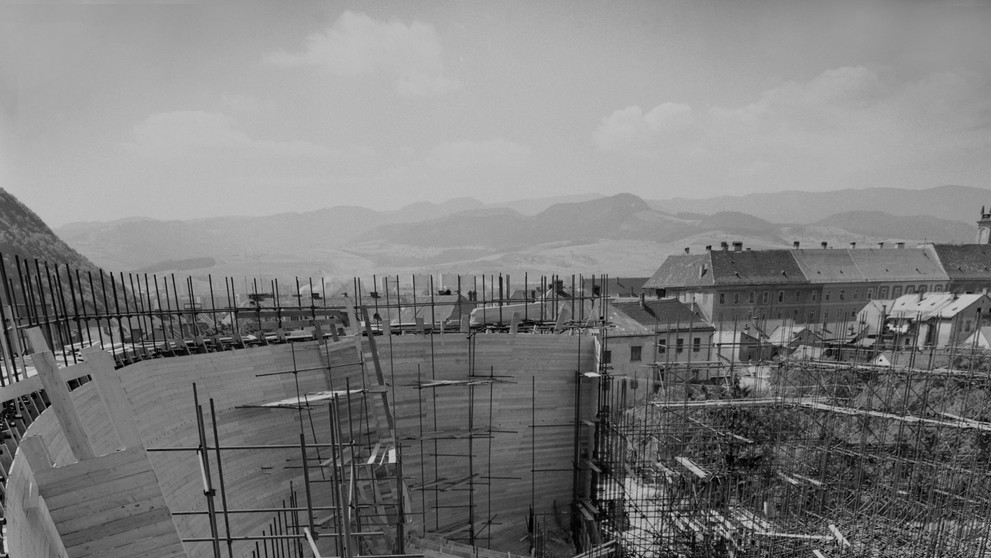 Pohľad na stavbu podporného lešenia a tesárske práce. (22. august 1967)