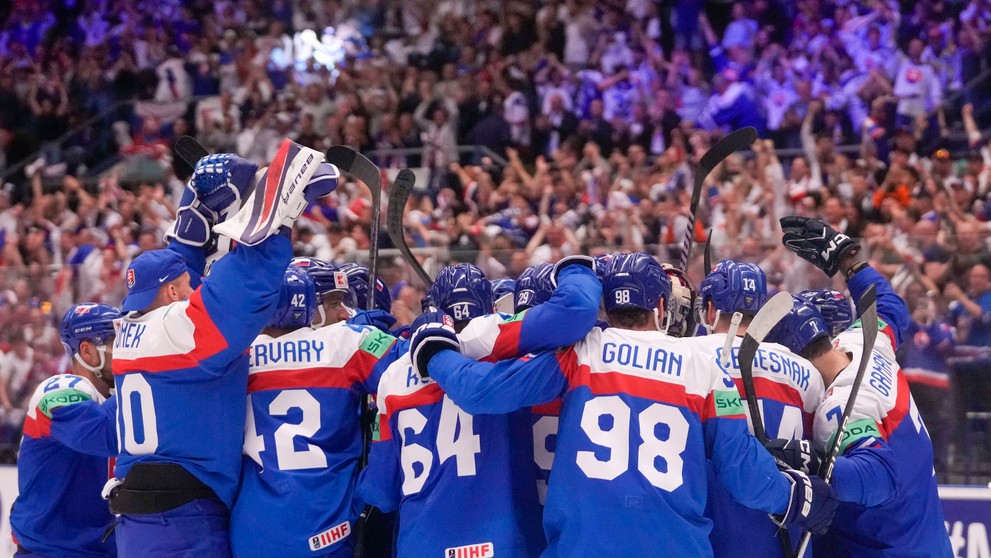 Slováci oslavujú víťazstvo nad USA na MS 2024.