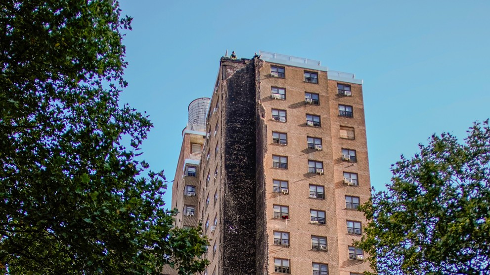 V Bronxe sa po výbuchu zrútila časť obytnej budovy.