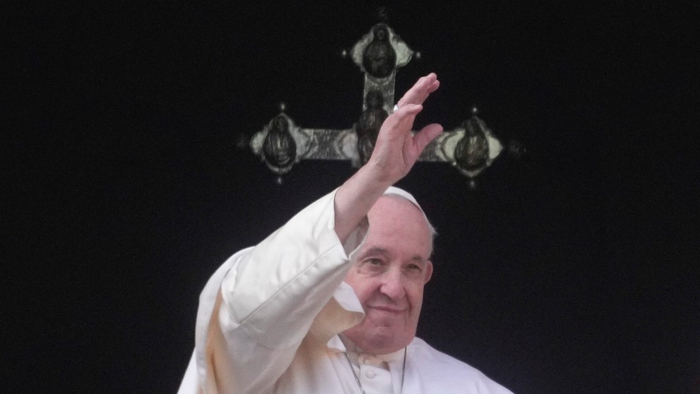 Pápež František máva divákom po prednese Urbi et Orbi.