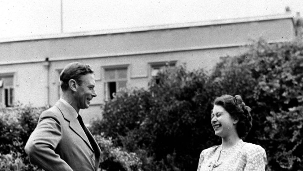 Na snímke z 20. augusta 1946 princezná Alžbeta a otcom, kráľom Jurajom VI. vo Windsore.