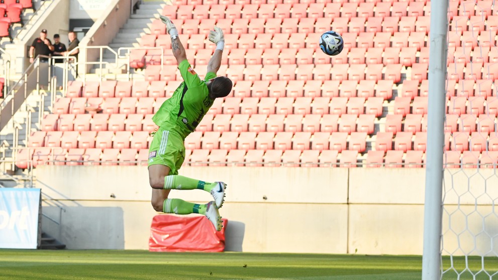 Brankár Podbrezovej Richard Ludha inkasuje gól počas zápasu 4. kola Niké ligy v Trnave.