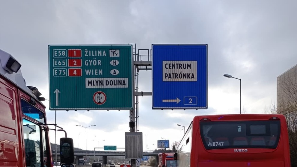 Zrážka autobusu s autom.