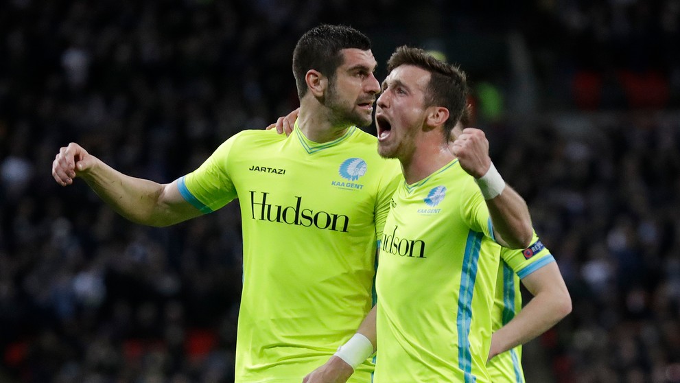 Brecht Dejaegere (vľavo) a Stefan Mitrovič z Gentu oslavujú gól v sieti Tottenhamu v šestnásťfinále EL.