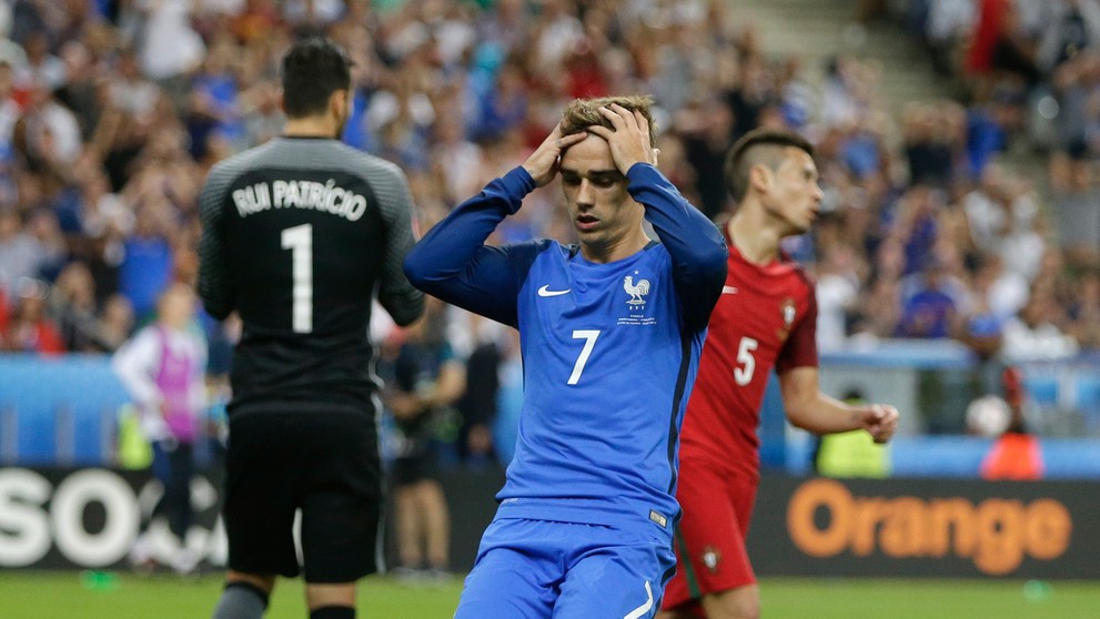 Francúz Antoine Griezmann sa chytá za hlavu po zahodenej šanci vo finále ME proti Portugalsku.