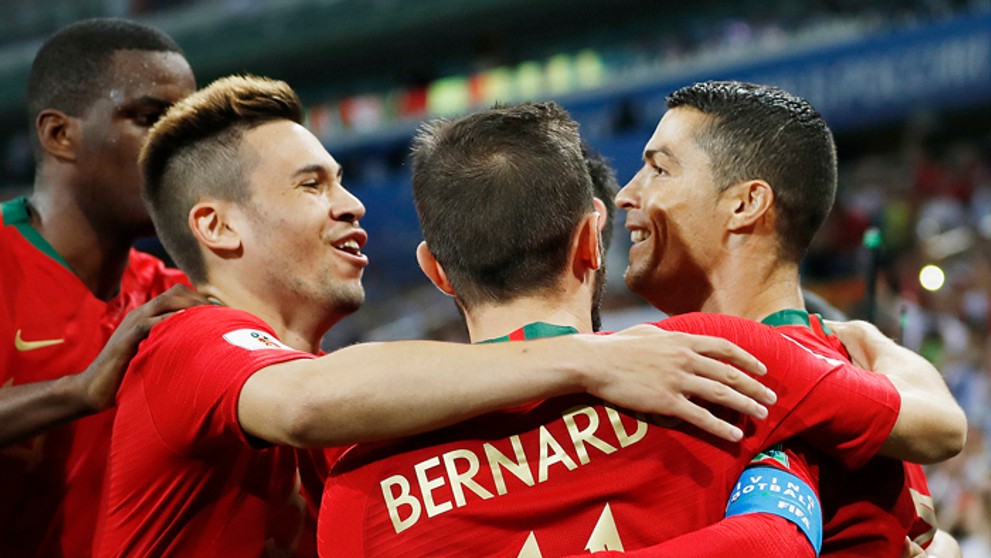 Ronaldo oslavuje so spoluhráčmi úvodný gól z penalty na MS proti Španielsku.