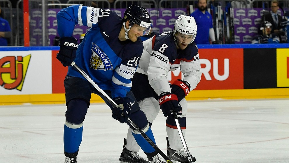 Fín Jani Lajunen (vľavo) v súboji o puk s Američanom Jacobom Troubom vo štvrťfinále MS 2017.