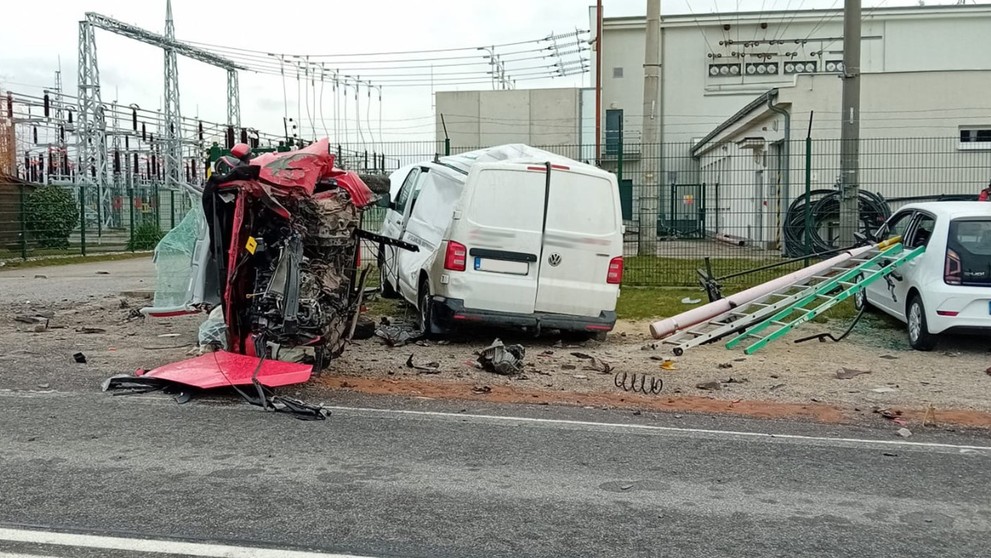 Vodič narazil do zaparkovaného auta, nehodu neprežil.