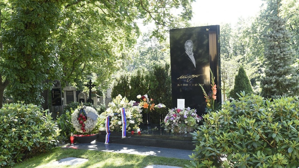 Hrob Karla Gotta pri príležitosti jeho nedožitých 81. narodenín.