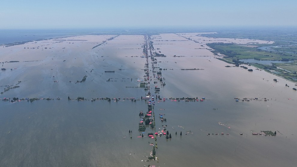 Na druhom najväčšom jazere Číny sa pretrhla hrádza.