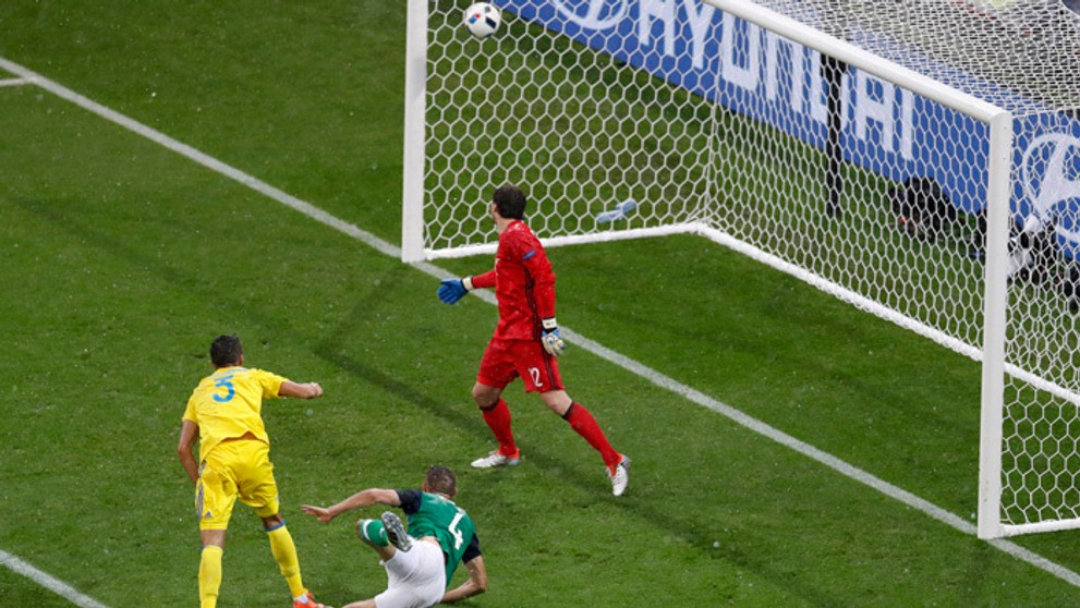 Gareth McAuley (uprostred) zo Severného Írska dáva gól na 1:0 proti Ukrajine.