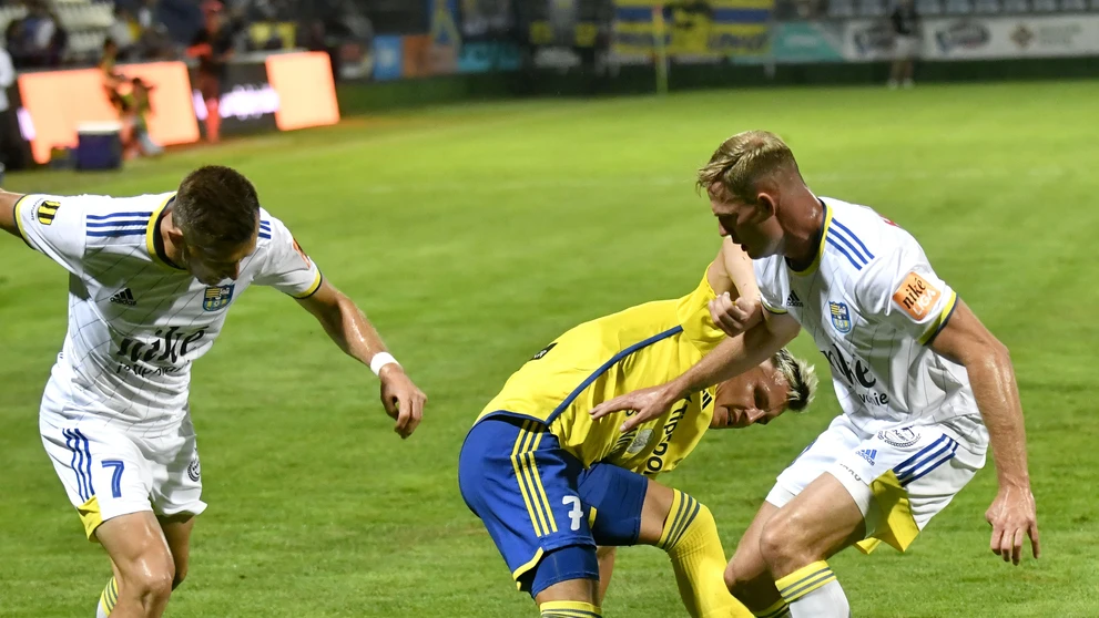 Na snímke vľavo Ján Mizerák a vpravo Ján Krivák (obaja Košice) a uprostred Daniel Pavúk (Michalovce).