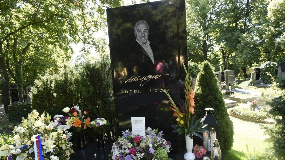 Hrob Karla Gotta pri príležitosti jeho nedožitých 81. narodenín.