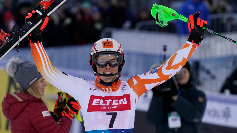 Petra Vlhová oslavuje víťazstvo v cieli 2. kola slalomu žien Svetového pohára v alpskom lyžovaní žien vo fínskom Levi.