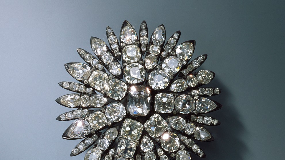 Ukradnutá ozdoba do vlasov v tvare polmesiaca.