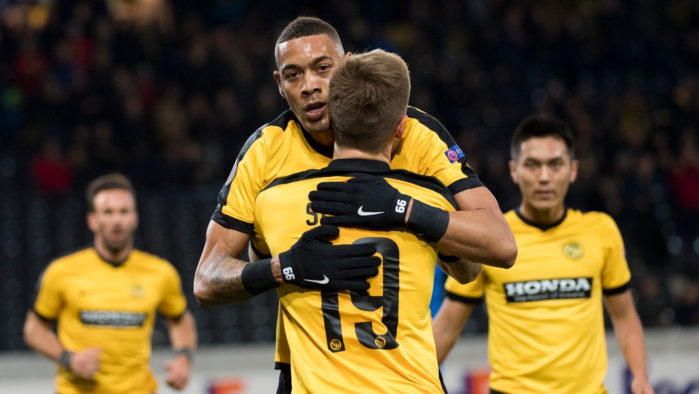 Útočník Young Boys Bern Guillaume Hoarau (vzadu) oslavuje gól so spoluhráčom Thorstenom Schickom v dueli EL proti APOEL Nikózii.