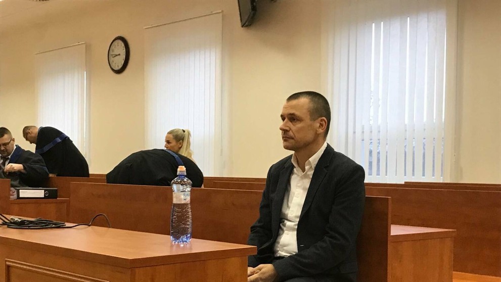 Do pojednávacej miestnosti prichádzajú obžalovaní