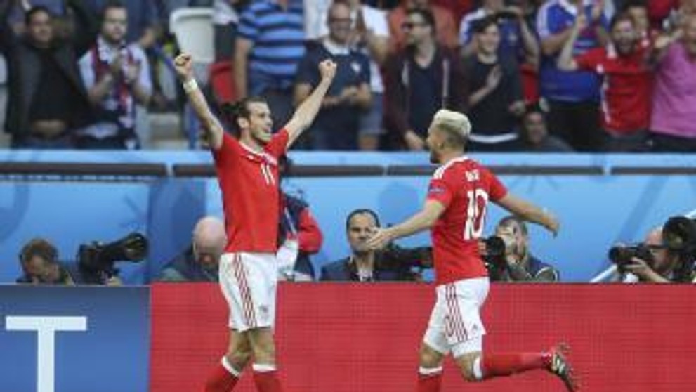 Hráči Walesu Gareth Bale a Aaron Ramsey oslavujú gól v osemfinálovom zápase na ME.