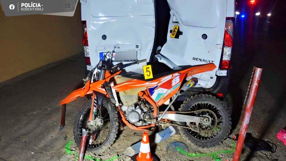 Opitý motocyklista s tehotnou spolujazdkyňou utrpeli ťažké zranenia