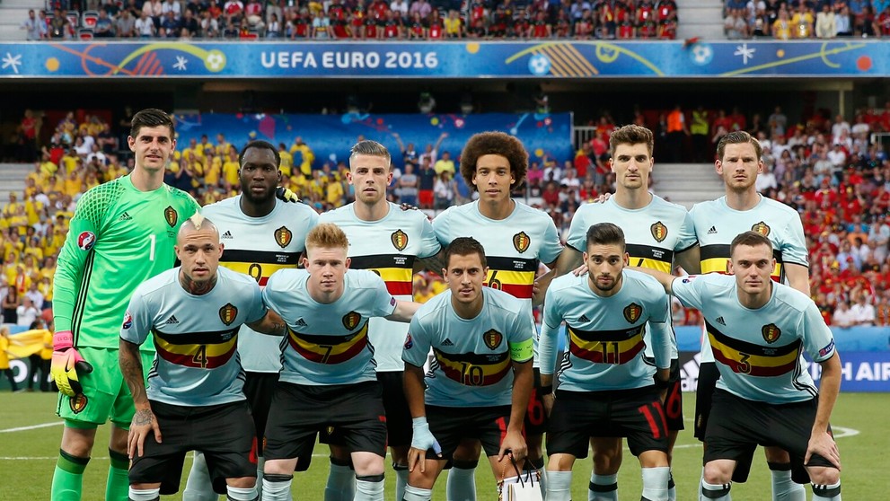Na snímke futbalisti Belgicka pózujú pre skupinovú fotografiu pred začiatkom zápasu so Švédskom na ME.