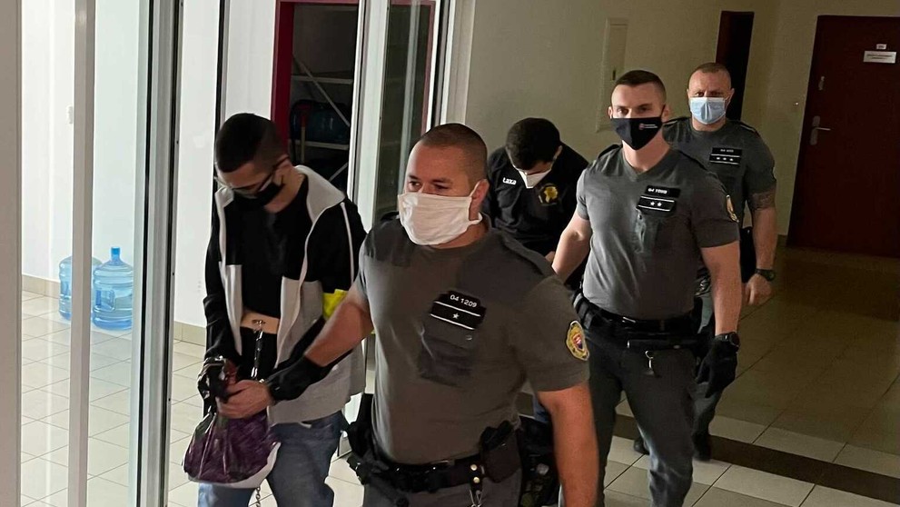 Obžalovaní na súde.