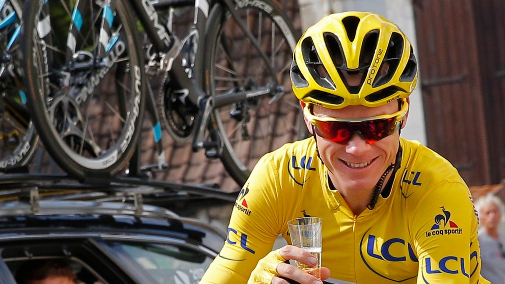 Víťaz Tour de France Chris Froome oslavuje s pohárikom šampanského počas záverečnej 21. etapy.