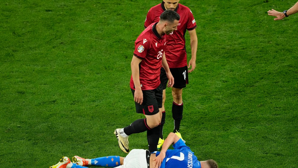 Davide Frattesi leží na trácniku po faule albánskeho hráča.