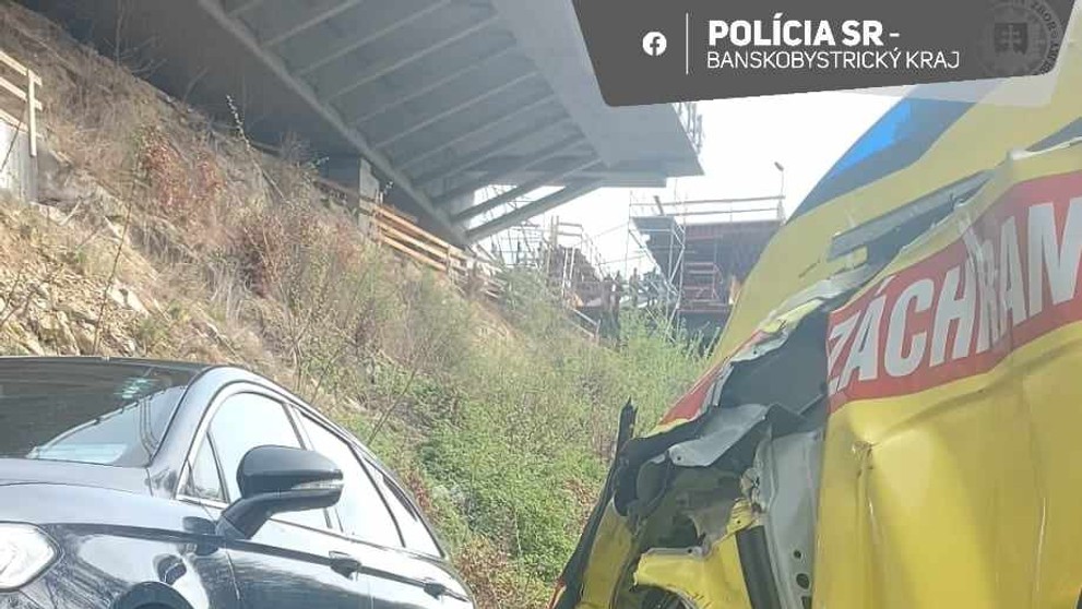 Sanitka sa zrazila s odťahovkou.