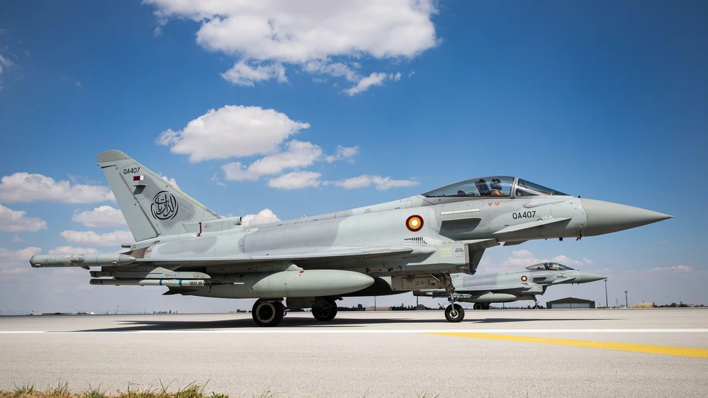 Viacúčelové stíhacie lietadlo Eurofighter Typhoon, ktoré patrí do spoločnej katarsko-britskej letky.