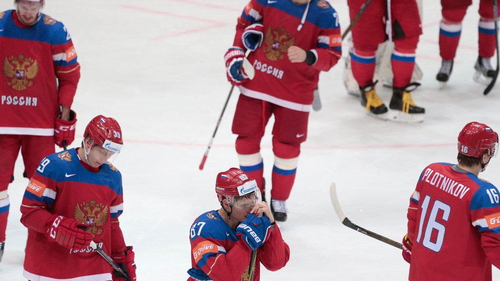 Smutní ruskí hráči po prehre 1:3 v semifinálovom zápase s Fínskom na MS v Rusku.