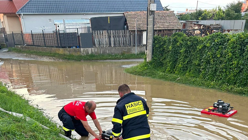 Pre stúpajúcu vodu potoka v obci stavali protipovodňové bariéry. Zdroj: Lukáš Macák