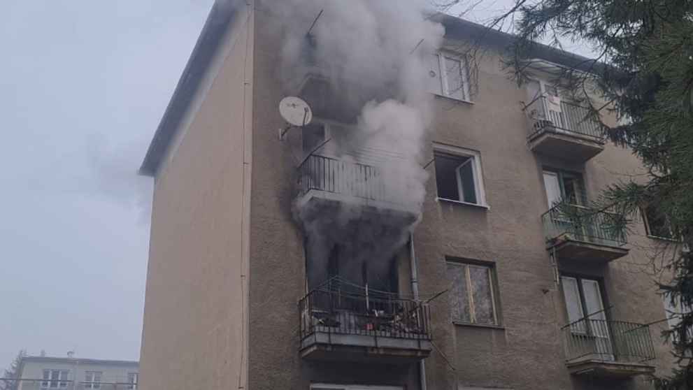 Plamene zachvátili jeden z bytov v Rožňave.
