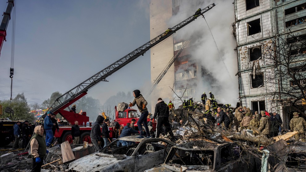 Zničená bytovka v meste Umaň.