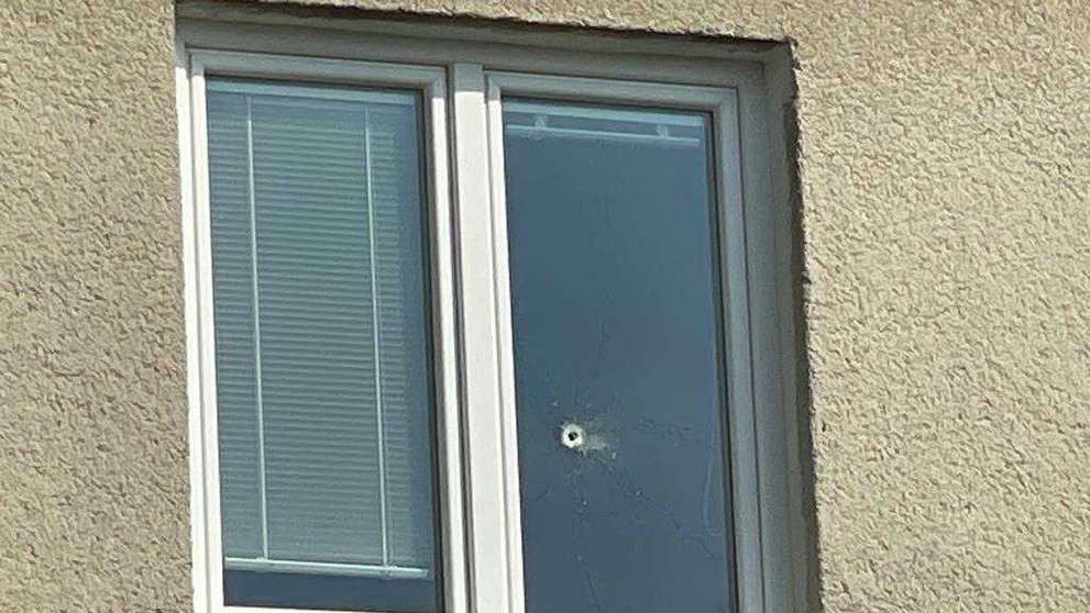 Okno, z ktorého padol výstrel.