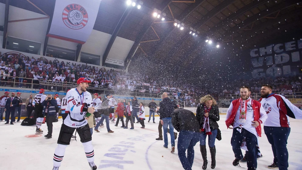 Na snímke hráči HC'05 iClinic Banská Bystrica oslavujú zisk historicky prvého majstrovského titulu