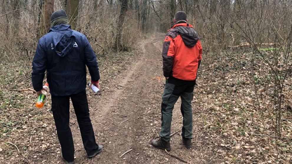 Policajti prehľadávajú Mačiansky háj.