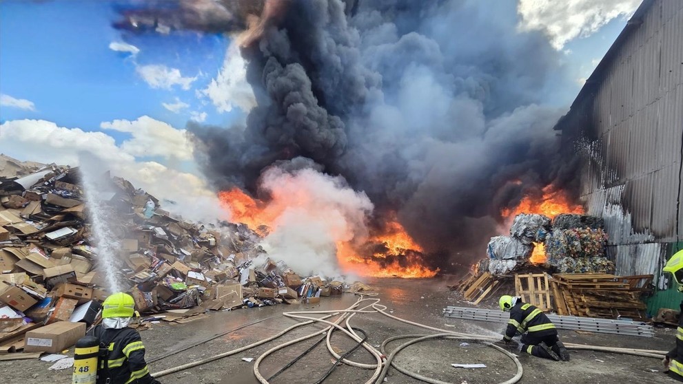 Požiar haly v Bajči