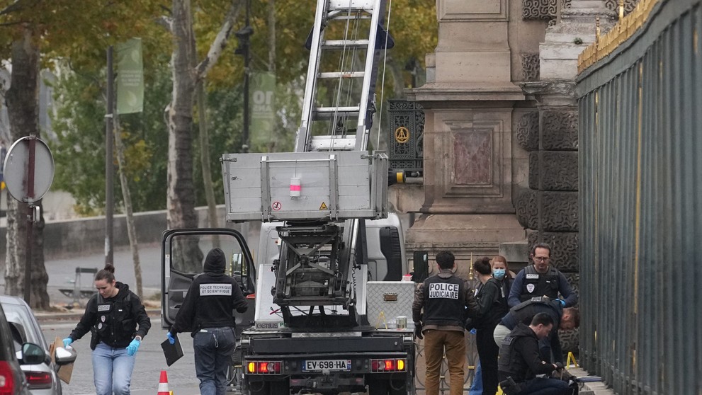 Louvre vykradli. Zlodeji si odniesli šperky