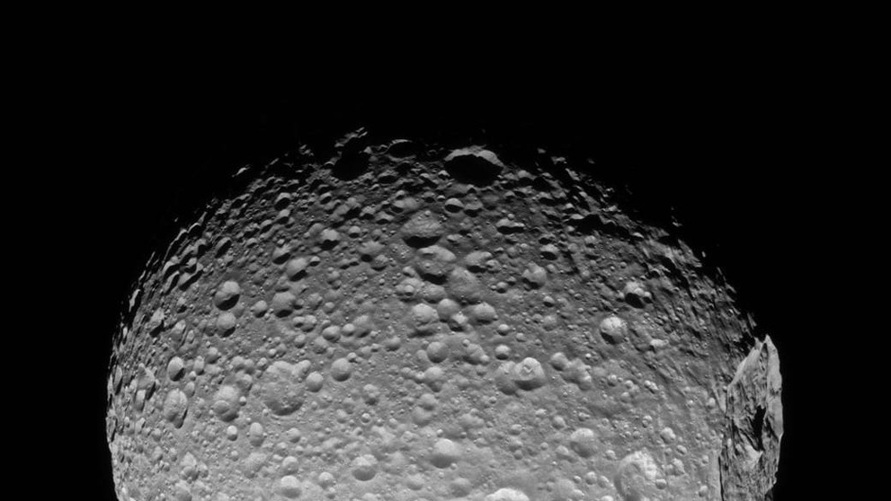 Kráter na Saturnovom mesiaci Mimas.