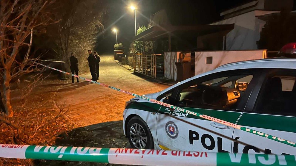 Polícia ohradila miesto činu páskami.