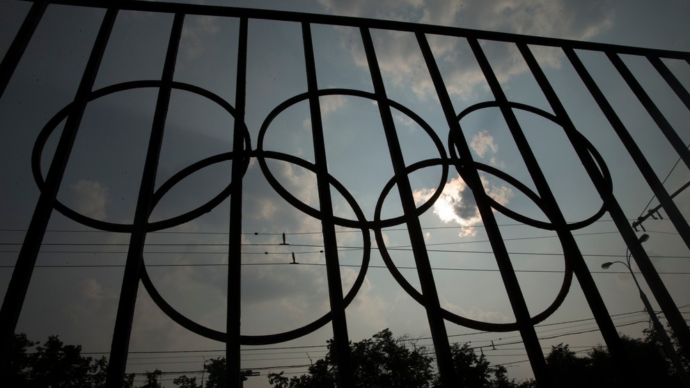 Olympijské logo pred budovou Ruského olympijského výboru v Moskve