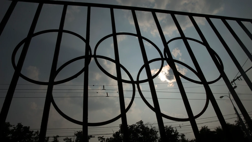 Olympijské logo pred budovou Ruského olympijského výboru v Moskve
