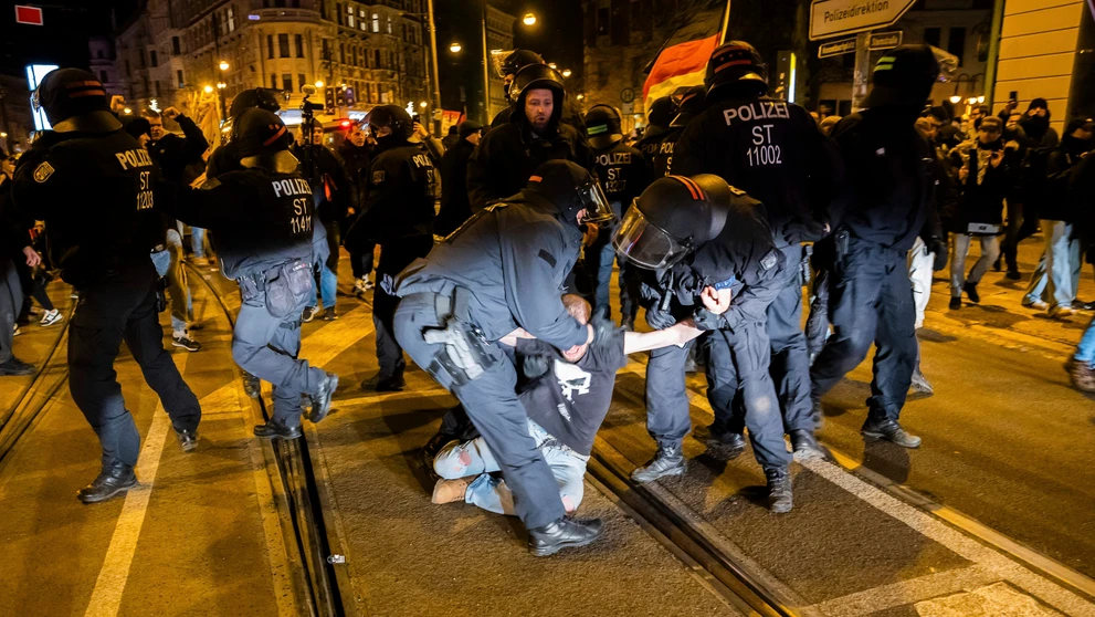 Polícia zatýka sympatizanta nemeckej krajnej pravice počas bohoslužby v Magdeburgu za obete nešťastia.