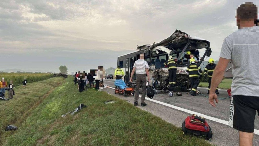 Na východe Slovenska sa zrazil autobus s kamiónom. 