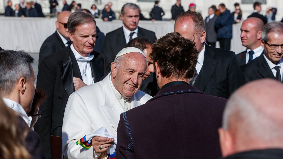 Peter Sagan sa stretol s pápežom Františkom. 